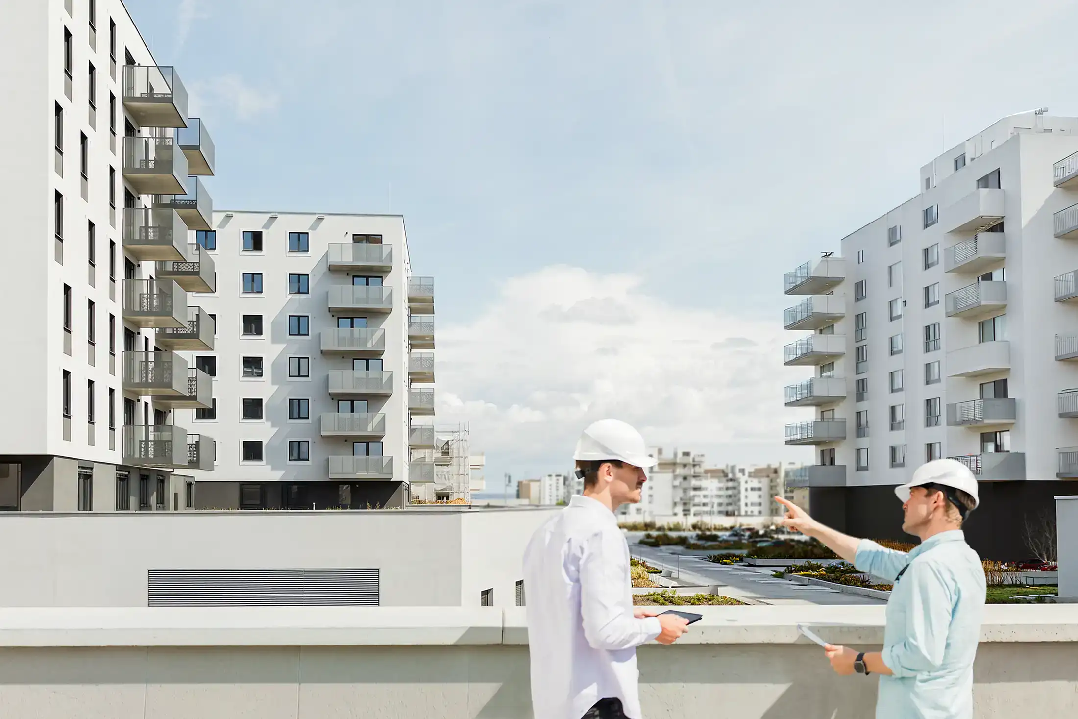 Zwei Bauexperten von Projektbau auf einer Wiener Wohnbau-Baustelle